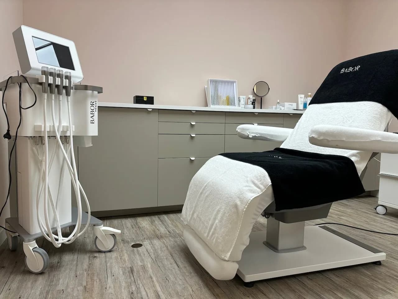 FUTURACONTOUR® No-Needle Facelift-Behandlung im BABOR Kosmetik Institut Germering